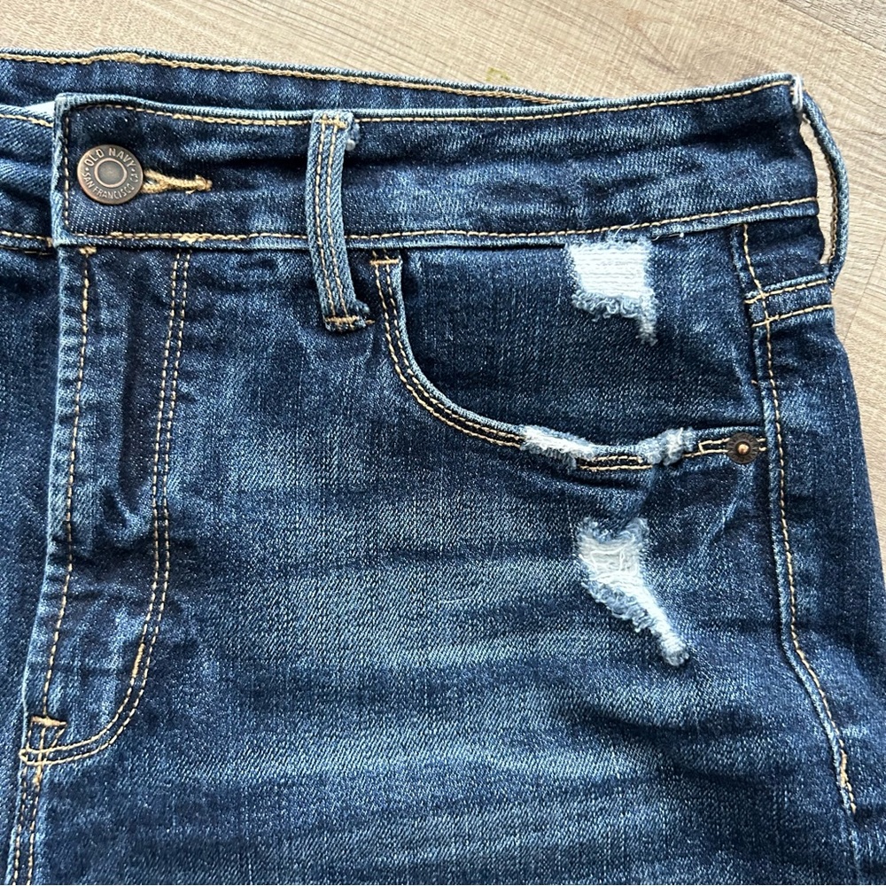 Old Navy High Rise Distressed Jean Shorts - Picture 4 of 8